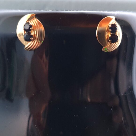 Dainty Vintage 14K Gold & Natural Sapphire Stud Earrings - Picture 7 of 12